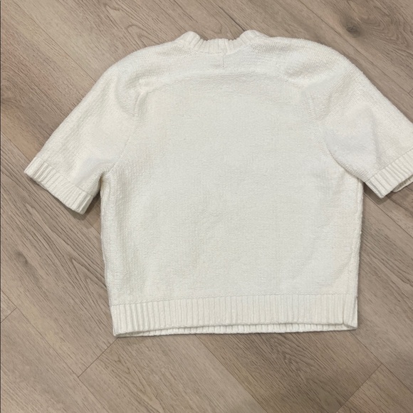 Abercrombie and Fitch size small slightly cropped short sleeve sweater. - Picture 4 of 4